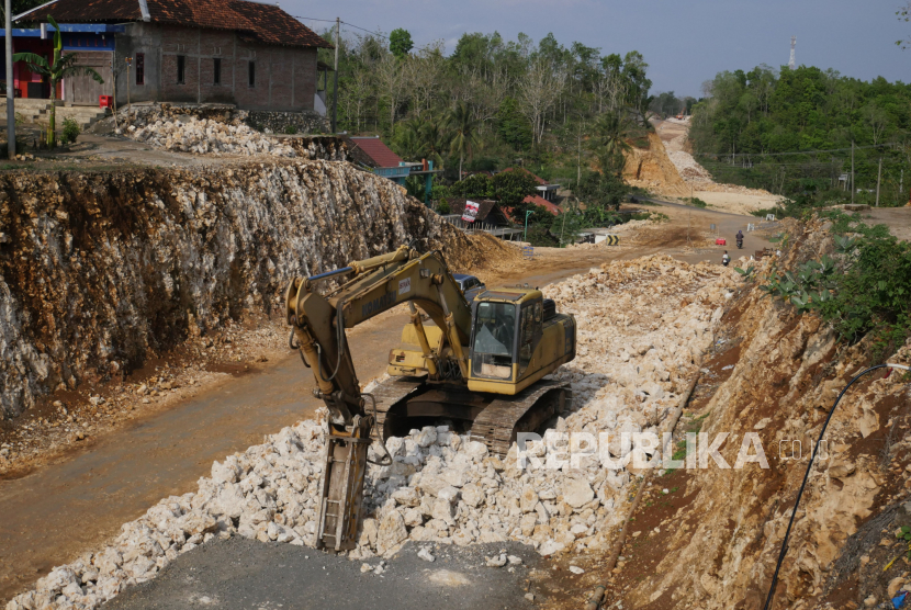 Pembangunan ruas jalan Jalur Jalan Lintas Selatan (JJLS) di Yogyakarta