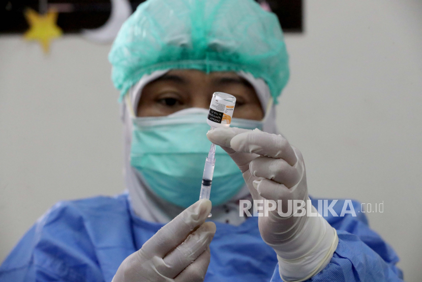  Seorang petugas kesehatan  menyiapkan dosis vaksin Sinovac yang dibuat oleh Biofarma selama perjalanan vaksinasi untuk anak-anak antara usia enam hingga 11 tahun, di sebuah sekolah dasar SDN 01 di Depok, Jawa Barat, Selasa (14/12/2021).