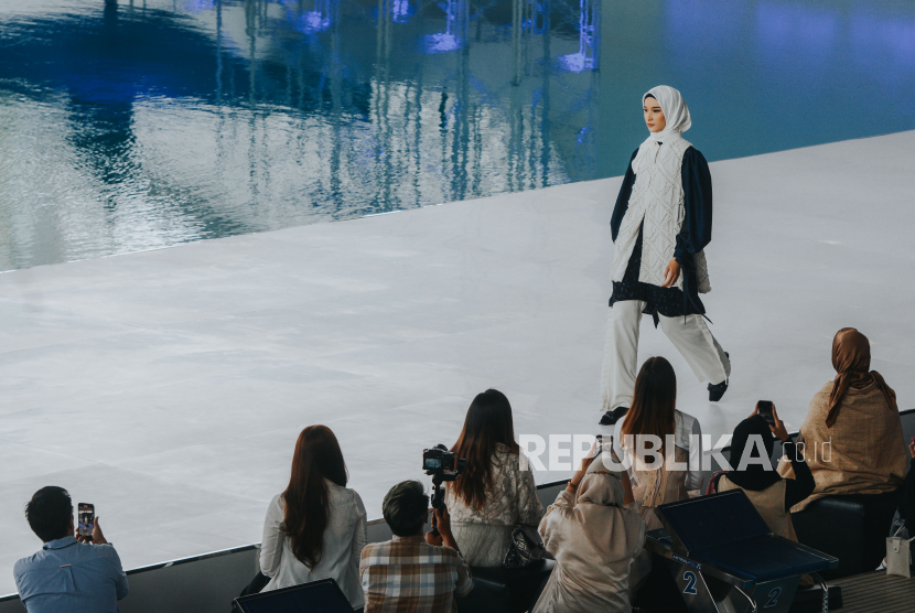 Model mengenakan busana rancangan mahasiswa Institut Seni Indonesia Denpasar dalam Embracing Jakarta Muslim Fashion Week (JMFW) 2021 di Aquatic Gelora Bung Karno (GBK), Jakarta, Kamis (18/11). Sebanyak 15 calon desainer dari sejumlah perguruan tinggi di Indonesia ikut menampilkan rancangan busana saat gelaran JMFW 2021 di GBK. selain itu JMFW juga menampilkan busana-busana Muslim hasil karya 12 