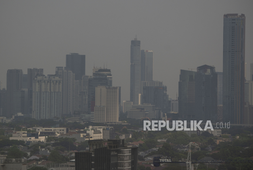 Kabut polusi udara menyelimuti gedung-gedung di Jakarta, beberapa waktu lalu.