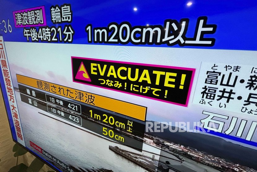 Peringatan tsunami ditayangkan di TV di Yokohama, dekat Tokyo Senin, (1/1/2024). Jepang mengeluarkan peringatan tsunami pada Senin setelah serangkaian gempa kuat di Laut Jepang.