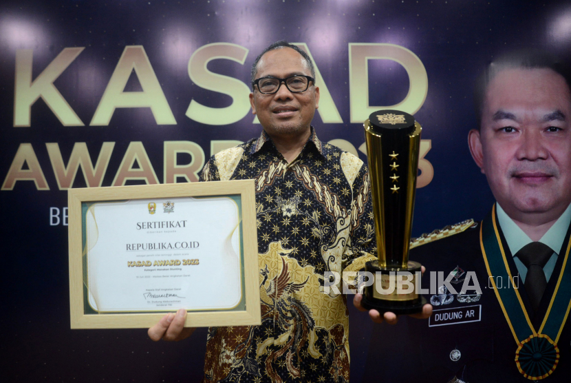 Wakil Pemimpin Redaksi Republika Nur Hasan Murtiaji menunjukan piala usai menerima KASAD Award di Mabes AD, Jakarta, Senin (10/7/2023). Republika berhasil Memperoleh KASAD Award 2023 media nasional Ketergori Menekan Stunting. KASAD Award wujud merupakan apresiasi KASAD Jenderal TNI Dudung Abdurachman kepada pers nasional, pers daerah dan pers kampus yang turut merawat kebangsaan melalui pemberitaan di platform digital. 