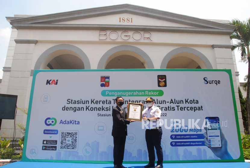 Direktur Operasional MURI Jusuf Ngadri (kiri) menyerahkan piagam penghargaan kepada Executive Vice President PT KAI Daop 1 Jakarta Suryawan Putra Hia (kanan) saat penganugerahan rekor MURI untuk Stasiun Kereta Terintegrasi Alun-Alun Kota dengan Koneksi Internet WiFi Gratis Tercepat di Stasiun Bogor, Jawa Barat, Kamis (31/3/2022). Penganugerahan rekor MURI sebagai stasiun kereta pertama dengan WiFi gratis dan kecepatan tertinggi mencapai 2.000 Mbps tersebut menjadi penegasan komitmen PT KAI, Pemerintah Kota Bogor, dan Surge dalam menghadirkan pelayanan dan kenyamanan bagi masyarakat melalui penyediaan konektivitas internet yang berkualitas. 