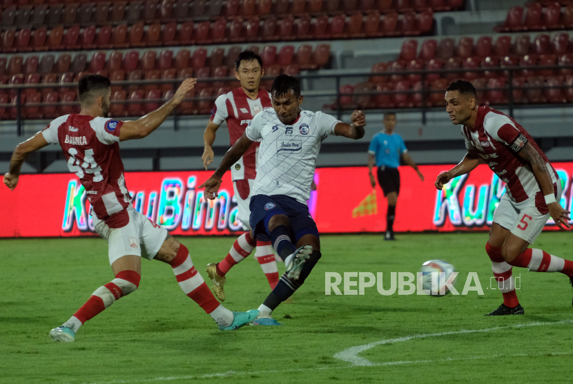 Pesepak bola Arema FC Gilbert Alvarez (tengah) melepas tendengan yang dihadang pesepak bola Persis Solo Diego Bardanca (kiri) dan Jaime Xavier (kanan) pada pertandingan BRI Liga 1 di Stadion Kapten I Wayan Dipta, Gianyar, Bali, Sabtu (9/12/2023). 