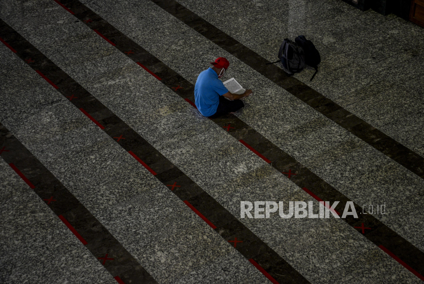 Umat Muslim saat membaca Al-Quran di Masjid At-Tin, Jakarta, Jumat (18/9).