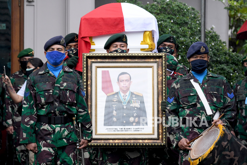 Sejumlah prajurit TNI mengusung peti jenazah dari Jenderal TNI (Purn) Djoko Santoso saat upacara pelepasan di rumah duka kawasan Bambu Apus Raya, Jakarta Timur, Ahad (10/5/2020). Mantan Panglima TNI Jenderal TNI (Purn) Djoko Santoso meninggal dunia usai dirawat di Rumah Sakit Pusat Angkatan Darat (RSPAD) Gatot Soebroto, Jakarta Pusat, karena mengalami pendarahan otak