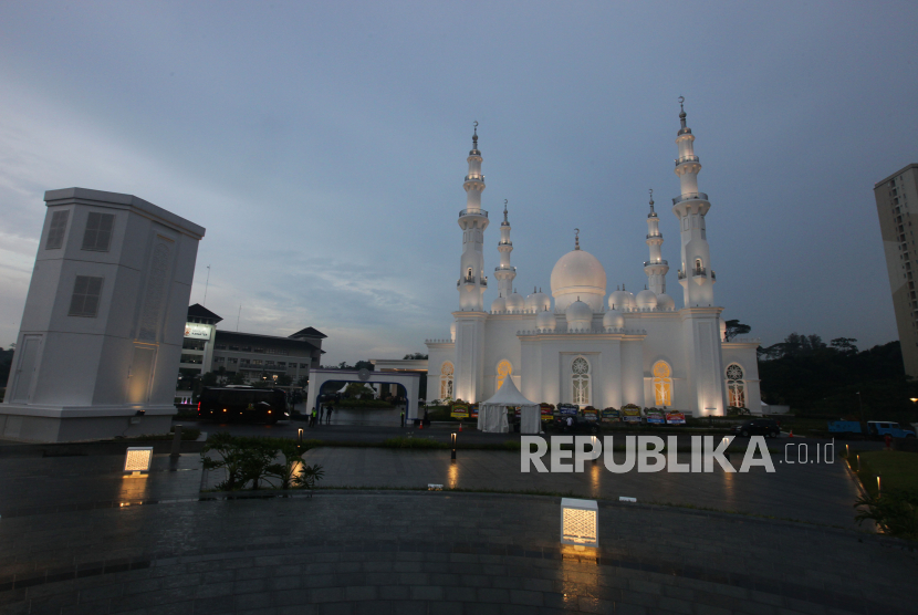 Masjid At-Thohir di Tapos, Kota Depok, Jawa Barat, Rabu (9/3/2022), yang diresmikan Presiden Joko Widodo. Kiai Zulfa Mustofa: Taqwa dan Akhlak Membantu Muslim Masuk Surga
