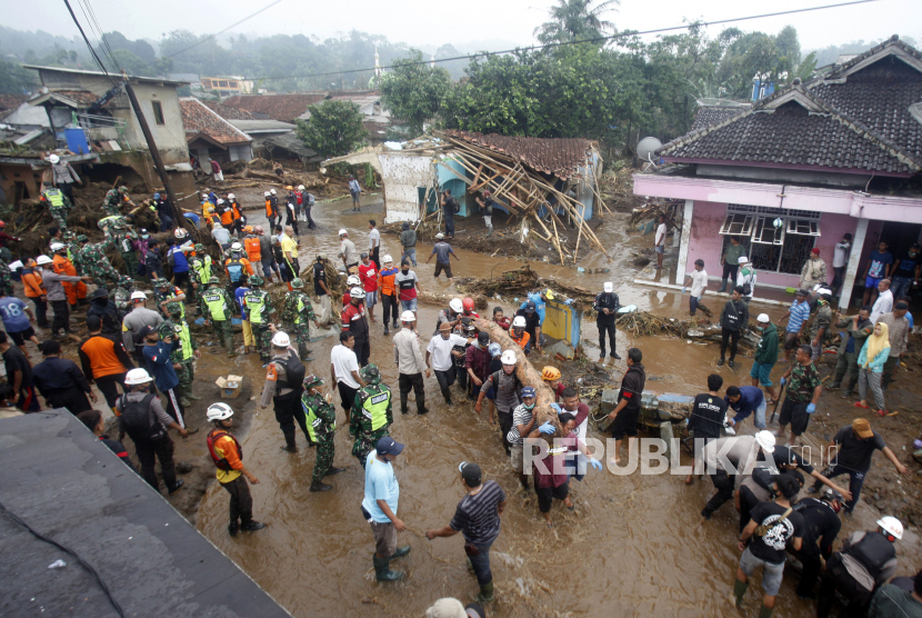 Sejumlah relawan gabungan mengevakuasi material kayu yang terbawa pasca  banjir bandang (ilustrasi)
