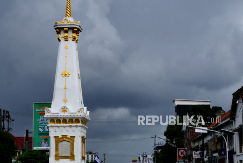 Mendung tebal menyelimuti kawasan Tugu, Yogyakarta, Rabu (11/1). Cuaca Hari Ini: Mayoritas Wilayah Indonesia Diguyur Hujan