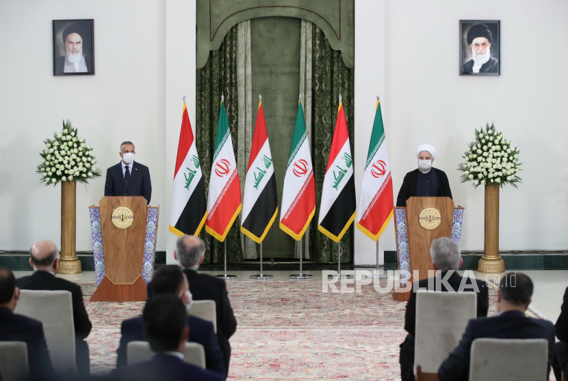 Foto selebaran yang disediakan oleh kantor kepresidenan menunjukkan presiden Iran Hassan Rouhani (kanan) dan perdana menteri Irak Mostafa Al-Kahdimi (kiri) selama seorang wartawan bersama di Teheran, Iran, 21 Juli 2020. Kahdimi berada di Teheran untuk bertemu dengan orang Iran pejabat. 