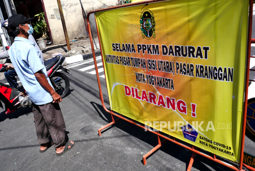 Baliho informasi pembatasan pedagang di Pasar Kranggan, Yogyakarta, Ahad (11/7). Selama PPKM Darurat pedagang di pasar tumpah sisi Utara Pasar Kranggan ditutup sementara. Hal ini untuk mencegah kerumunan saat upaya pengendalian penyebaran Covid-19.