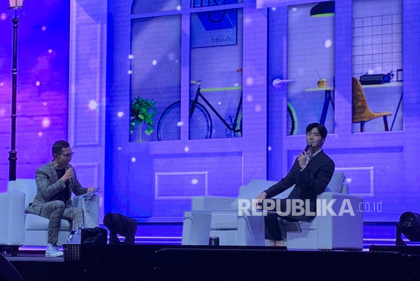 Aktor K-drama Kim Seon-ho saat berinteraksi menyapa seluruh fansnya yang hadir dalam fanmeeting bertajuk One Two Three Smile di Tennis Indoor Senayan, Jakarta, Jumat (2/6/2023).