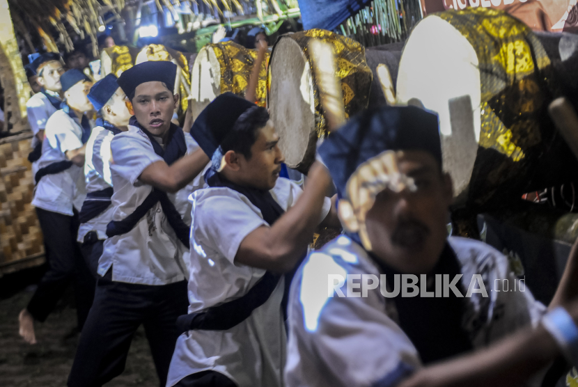 Sejumlah remaja memukul bedug di Alun-alun Pandeglang, Banten, Jumat (19/4/2024). Kegiatan  tersebut digelar warga untuk melestarikan budaya kesenian ngadu bedug asal Pandeglang. 