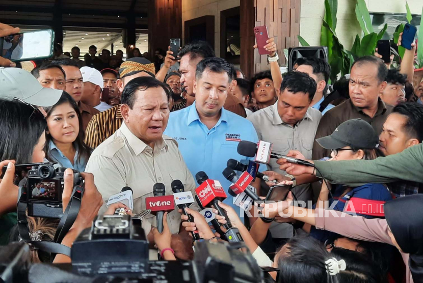 Capers nomor urut 2, Prabowo Subianto saat diwawancarai awak media di Medan, Sumatera Utara, Sabtu (13/1/2024)