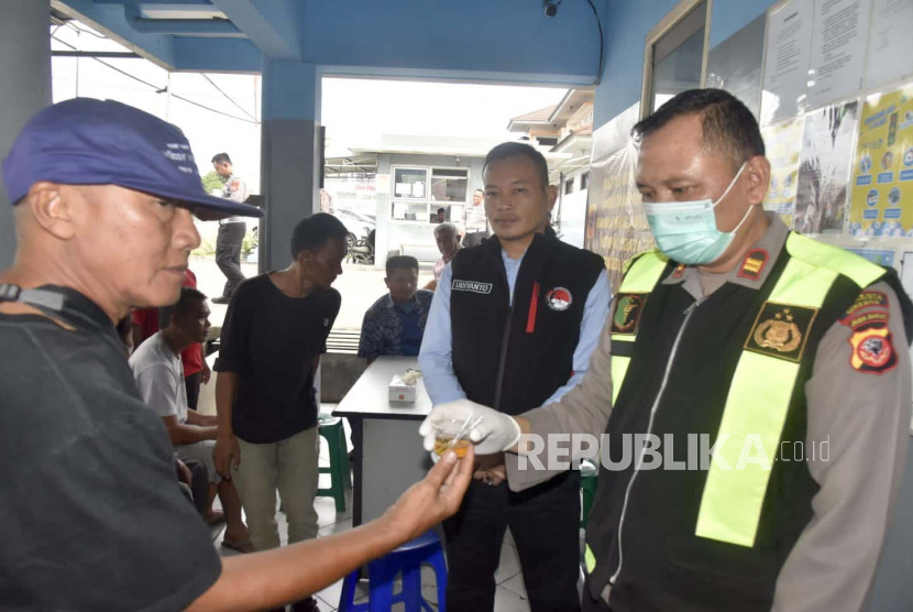 Polresta Cirebon menggelar tes urine terhadap puluhan sopir angkutan penumpang di sejumlah terminal dan pul bus di wilayah Kabupaten Cirebon, Jawa Barat, Kamis (13/4/2023). 