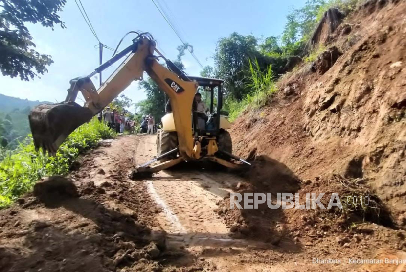 Bencana tanah longsor menutup akses jalan di Kecamatan Banjarwangi, Kabupaten Garut, Ahad (7/1/2024).