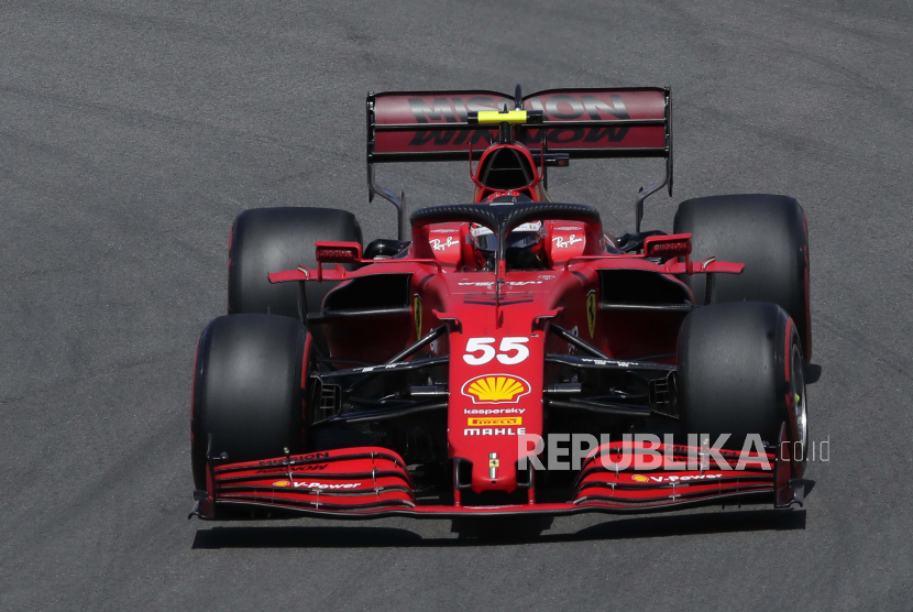 Pembalap Ferrari Carlos Sainz dari Spanyol mengambil tikungan selama Grand Prix Formula Satu Portugal di Sirkuit Internasional Algarve dekat Portimao, Portugal, Minggu, 2 Mei 2021. (ilustrasi)
