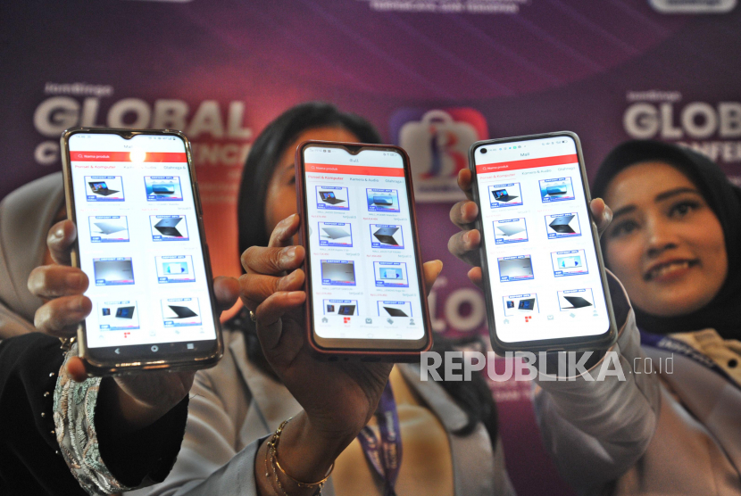 Konsumen memperlihatkan platform belanja daring JomBingo saat peluncuran fitur Jombingo Mall di Jakarta, pada 26 Maret 2023