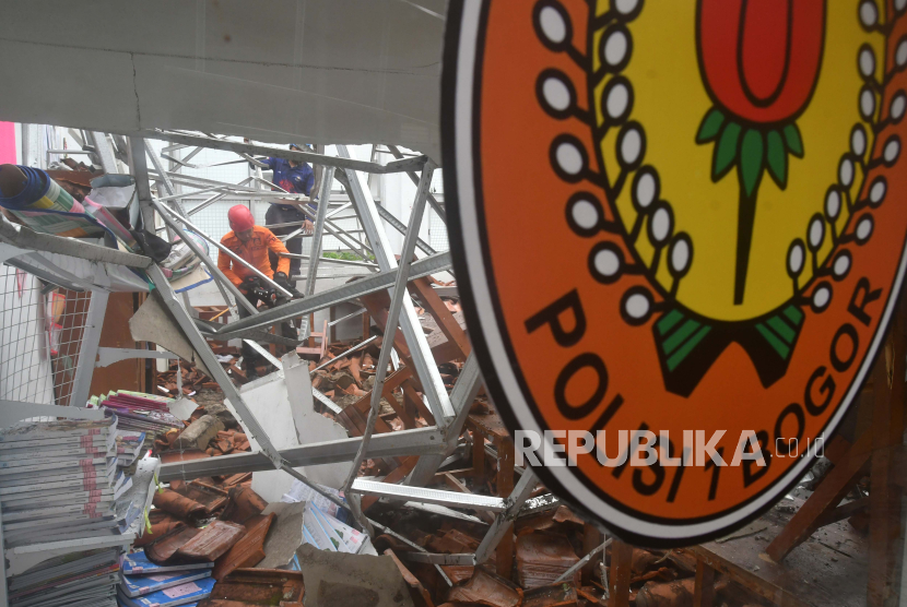 Petugas BPBD dan Damkar Kota Bogor memotong rangka atap ruang kelas yang ambruk di SDN Polisi 1 Kota Bogor, Jawa Barat, Rabu (3/1/2024). Atap dari empat ruang kelas SDN Polisi 1 Kota Bogor ambruk akibat hujan deras dan angin kencang pada Selasa (2/1) dan tidak ada korban jiwa dalam peristiwa tersebut. 