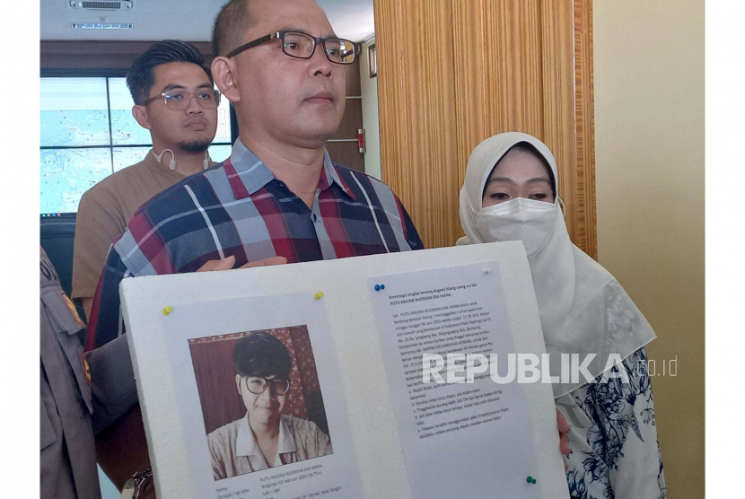 Gede Karmawan memberikan keterangan ihwal putranya, Putu Arjuna Nugraha Eka Wana, mahasiswa Telkom University Bandung yang dikabarkan hilang. 