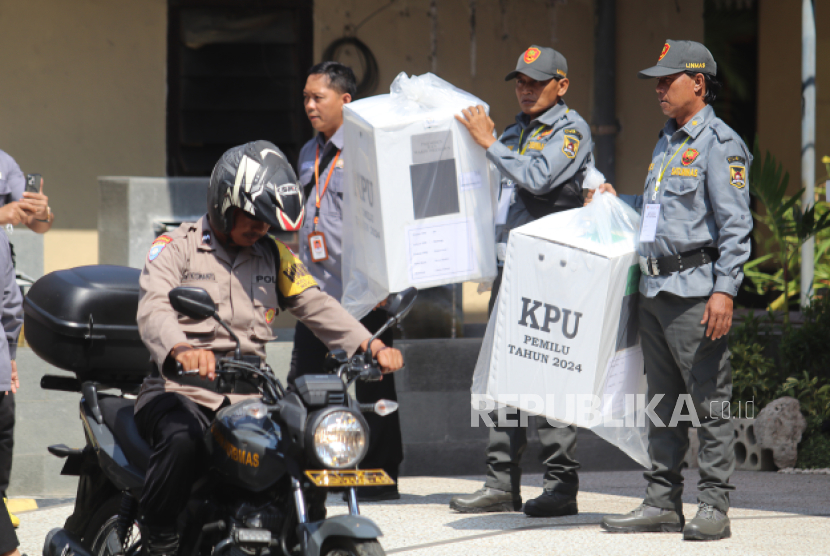 Petugas membawa kotak suara dengan pengawalan anggota polisi saat simulasi Pemilu 2024 di Polres Kediri Kota, Kota Kediri, Jawa Timur, Sabtu (27/1/2024). Polres Kediri Kota bersama Komisi Pemilihan Umum, Bawaslu, dan Satuan Perlindungan Masyarakat (Satlinmas) menyelenggarakan simulasi pemungutan suara sebagai upaya mengenali alur pengamanan Pemilu 2024.