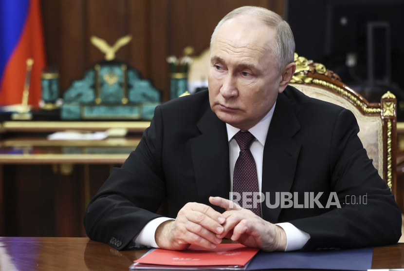 Presiden Rusia Vladimir Putin saat pertemuan di Kremlin di Moskow, Rusia, Senin (24/6/2024)