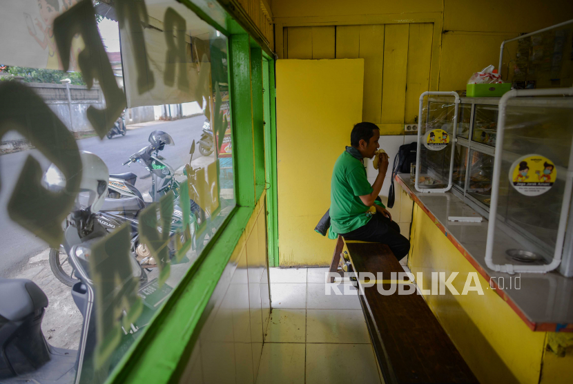 Warga menyantap hidangan makanan di sebuah warteg yang menerapkan protokol kesehatan di kawasan Cilandak Timur, Jakarta Selatan, Ahad (19/7). Pemerintah menyalurkan pinjaman kredit modal kerja sebesar Rp 4,2 Triliun untuk satu juta pelaku usaha mikro, kecil, dan menengah (UMKM) dalam rangka mempercepat pemulihan ekonomi nasional akibat dampak pandemi Covid-19. (ilustrasi)