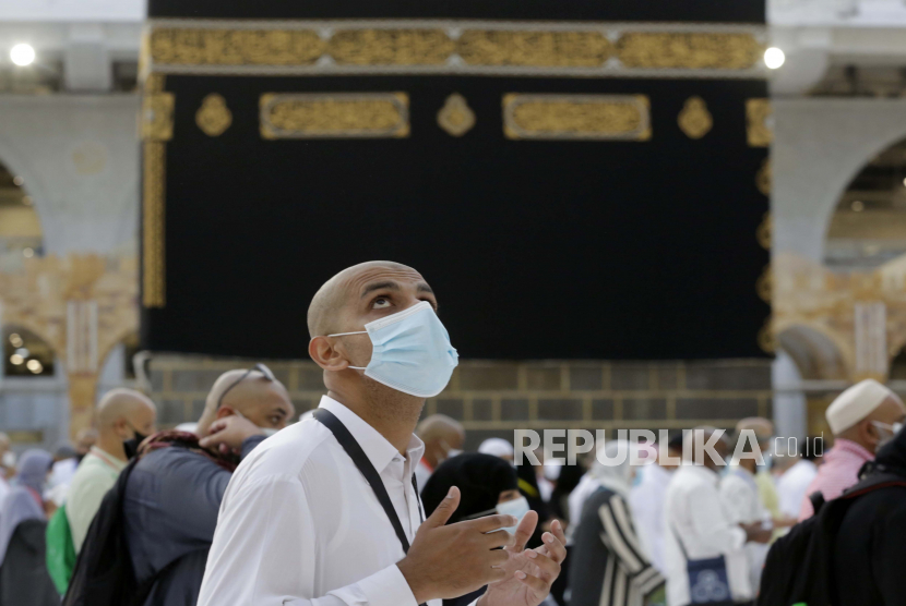 Jamaah haji dan umroh memakai masker di masjid suci, Masjidil Haram Makkah (Ilustrasi). Arab Saudi mulai longgarkan aturan wajib masker di sejumlah lokasi 