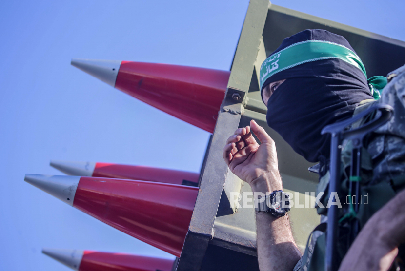 Pejuang brigade Izz ad-Din al-Qassam, sayap militer Hamas, berparade untuk mengenang para pejuang al-Qassam yang tewas dalam konflik baru-baru ini di Kota Gaza, 27 Mei 2021 (dikeluarkan 28 Mei 2021). Setelah sebelas hari bertempur, gencatan senjata mulai berlaku pada 21 Mei antara Israel dan militan di Jalur Gaza di bawah inisiatif Mesir untuk gencatan senjata tanpa syarat.