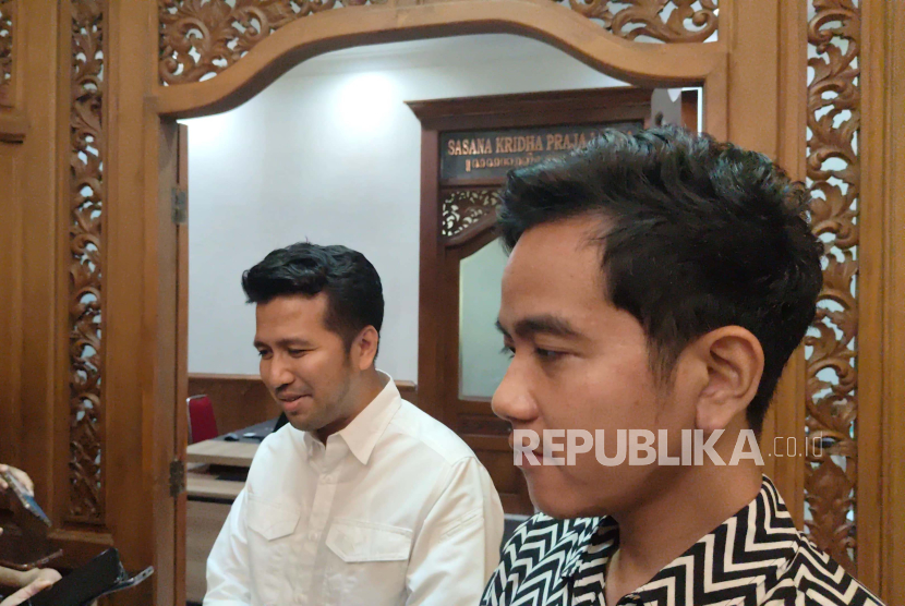 Mantan wakil gubernur Jawa Timur, Emil Dardak, bertemu dengan Wali Kota Solo, yang juga cawapres nomor urut dua, Gibran Rakabuming Raka, di Balai Kota Solo, Senin (26/2/2024). 
