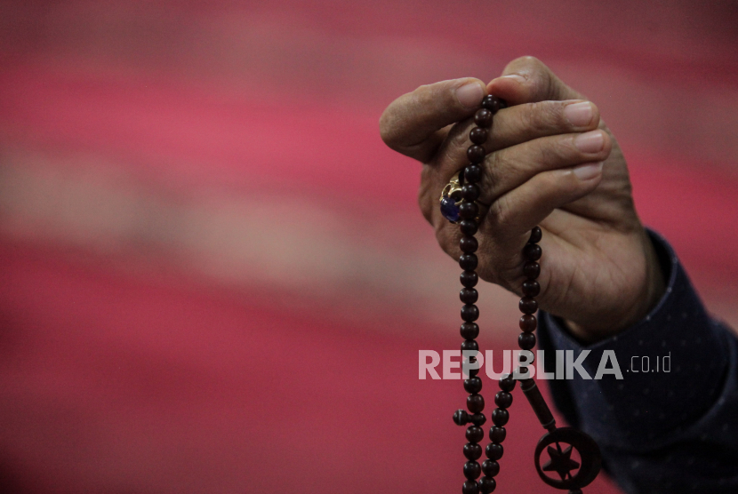Umat Muslim berzikir usai melaksanakan shalat dzuhur berjamaah di Masjid Cut Mutia, Cikini, Jakarta, Selasa (12/3/2024). 