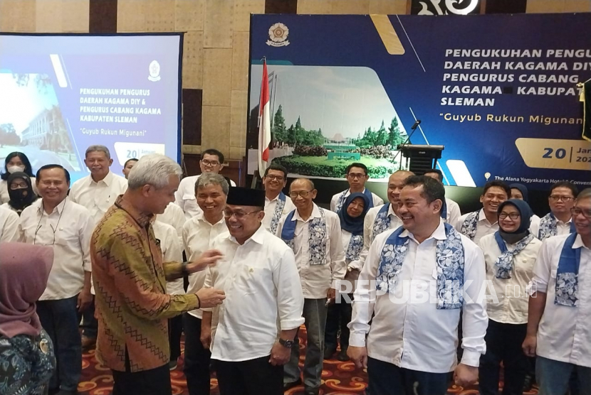 Ketua PP Kagama Ganjar Pranowo melantik dan mengukuhkan Pengurus Daerah Kagama DIY dan Pengurus Cabang Kagama Kabupaten Sleman Masa Bakti 2022-2027, Jumat (20/1/2023). 