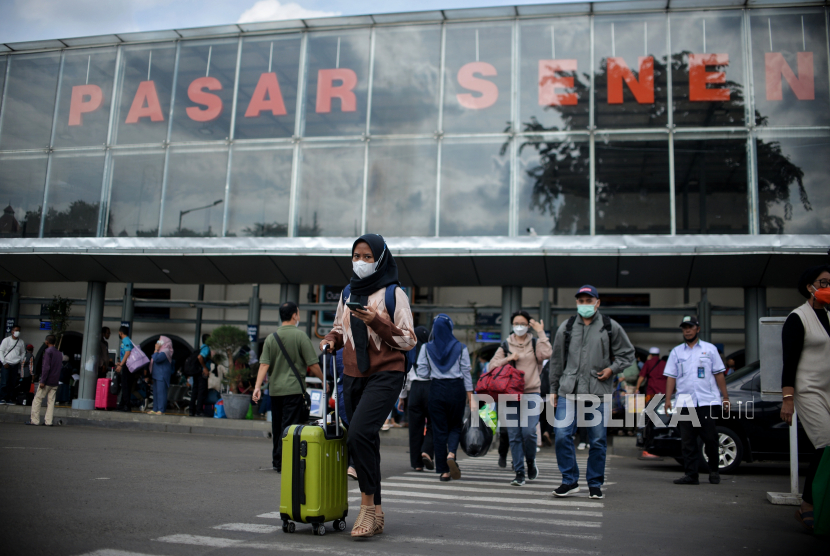 Penumpang tiba di Stasiun Kereta Api Pasar Senen, Jakarta Pusat, Senin (23/1/2023). PT Kereta Api Indonesia (Persero) atau KAI memastikan tiket kereta api pada masa angkutan Lebaran 2023 masih tersedia.
