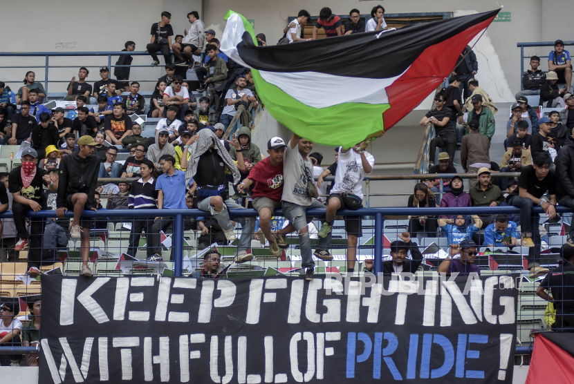Bendera Palestina berkibar di tiga titik tribun penonton di Jakarta International Stadium (JIS), Rabu (15/11/2023).