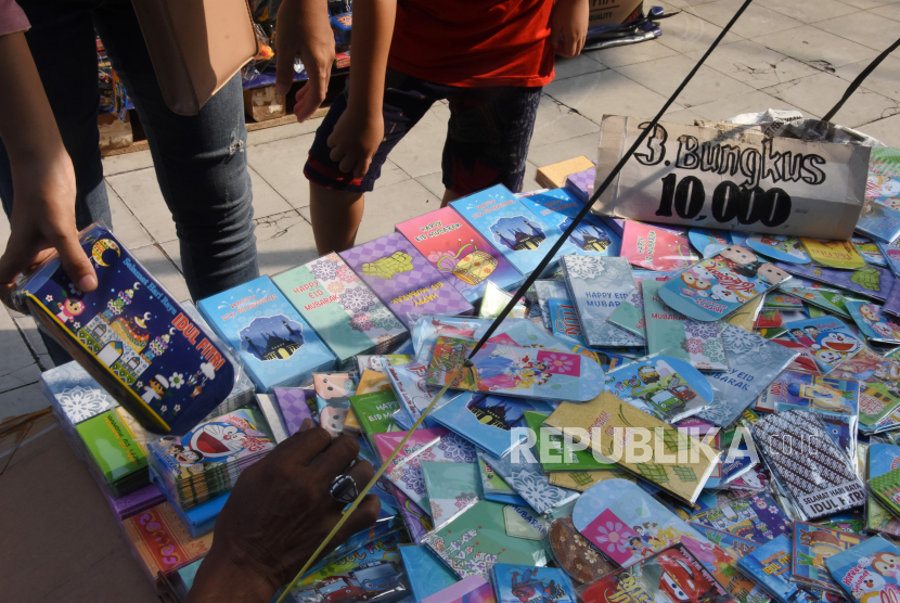 Warga membeli amplop lebaran di kawasan Pasar Asemka, Jakarta, Jumat (7/5/2021). 