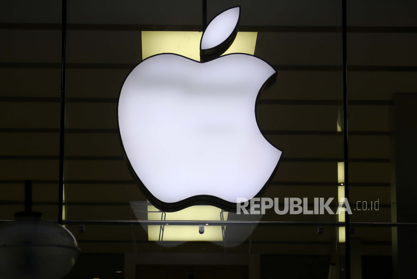 Logo Apple. Apple dikabarkan berencana menunda peluncuran fitur AI atau kecerdasan buatannya di iPhone 16 dan iOS 18.