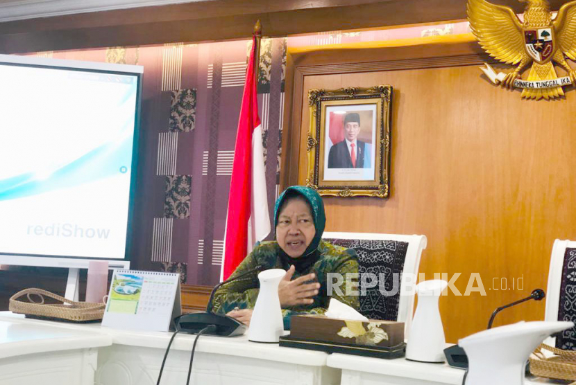 Menteri Sosial Trirismaharini menjenguk dua anak korban pemerkosaan oleh ayah kandung di Kabupaten Halmahera Utara (Halut), Provinsi Maluku Utara (Malut).