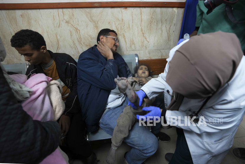 Warga Palestina yang terluka akibat pemboman Israel di Jalur Gaza dibawa ke rumah sakit di Deir al Balah, Jalur Gaza, pada Selasa, 19 Desember 2023.