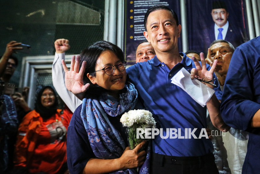 Mantan Menteri Perdagangan Tom Lembong bersama istrinya saat keluar dari Rutan Cipinang, Jakarta, Jumat (1/8/2025). Tom Lembong resmi bebas dari Rutan Cipinang setelah mendapatkan abolisi dari Presiden Prabowo Subianto. Tom Lembong disambut para pendukungnya tepat di depan pintu keluar rutan. Pembebasan Tom disambut gembira pendukugnya. Sebelumnya Tom Lembong divonis hukuman penjara 4 tahun 6 bulan oleh Pengadilan Negeri Tindak Pidana Korupsi (PN Tipikor) Jakarta. Hal itu terkait kasus korupsi pemberian izin impor gula di Kementerian Perdagangan (Kemendag).