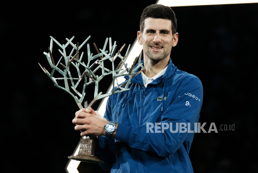  Petenis Serbia Novak Djokovic memegang trofi setelah mengalahkan petenis Rusia Daniil Medvedev dalam pertandingan final turnamen tenis Paris Masters di Accor Arena, Paris, Ahad, 7 November 2021. Djokovic menang 4-6, 6-3, 6-3.