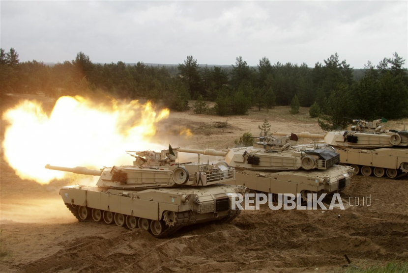  (FILE) - Tank Abrams Angkatan Darat AS ditembakkan selama latihan militer Saber Strike di area pelatihan militer Adazi, Latvia, 11 Juni 2016 (diterbitkan ulang 25 Januari 2023). AS akan mengirim sekitar 31 tank M1 Abrams mereka ke Ukraina, Presiden AS Biden mengumumkan pada 25 Januari 2023. Pengumuman itu datang pada hari yang sama Jerman membuka jalan untuk pengiriman tank Leopard 2 buatan Jerman ke Ukraina. 