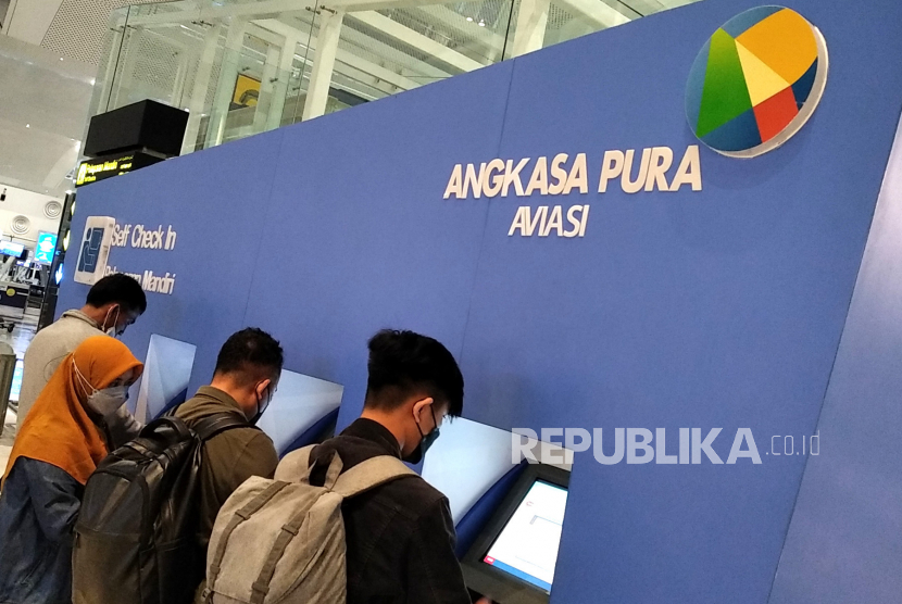 Penumpang menggunakan mesin layanan check in mandiri di Bandara Kualanamu, Sumatera Utara, Jumat (11/2/2023). PT Angkasa Pura (AP) II (Persero) terus mendorong untuk memaksimalkan utilisasi slot penerbangan menuju pemulihan seperti sebelum pandemi Covid-19.
