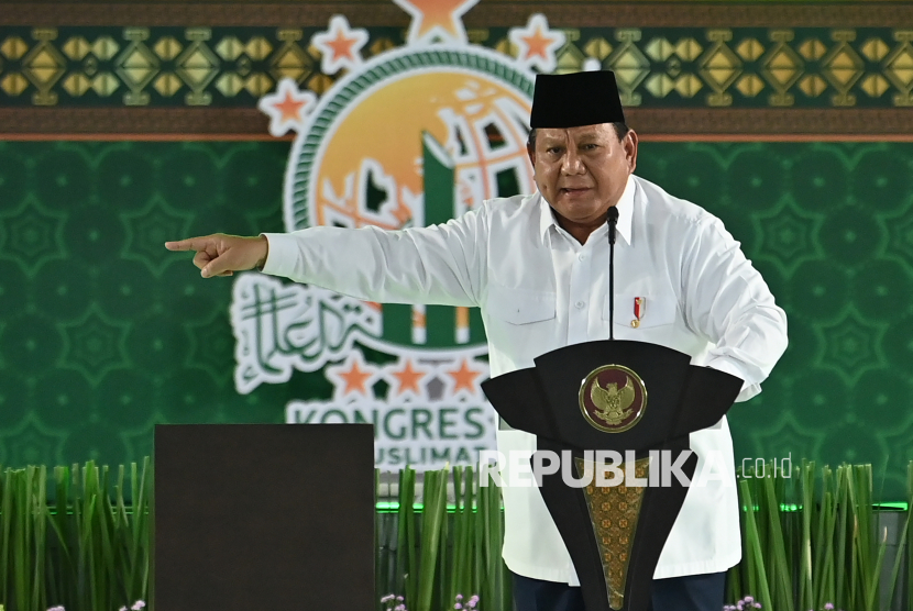 Presiden Prabowo Subianto menyampaikan pengarahan dalam Pembukaan Kongres XVIII Muslimat NU di Surabaya, Jawa Timur, Senin (10/2/2025). 