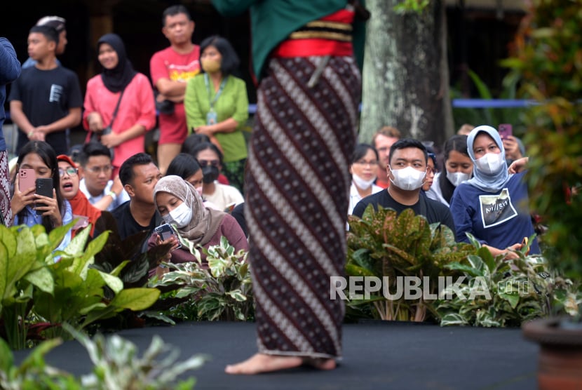 Wisatawan menonton penampilan tim ensembel tiup Yogyakarta Royal Orkestra saat Pentas Musikan Mandalasana di Keraton Yogyakarta, Rabu (1/3/2023). Jumlah wisatawan meningkat di libur panjang Maulid.