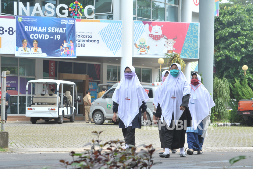 Sejumlah santriwati Pondok Pesantren Gontor Putri Ngawi berjalan keluar dari Rumah Sehat COVID-19 usai menjalani Rapid Test.