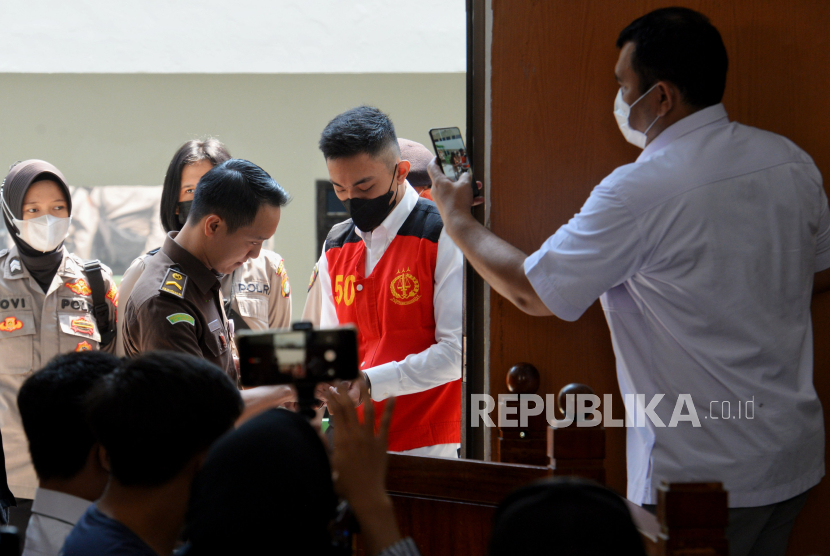 Terdakwa Mario Dandy Satriyo bersiap menjalani sidang pembacaan tuntutan oleh jaksa penuntut umum di Pengadilan Negeri Jakarta Selatan, Selasa (15/8/2023). Jaksa penuntut umum menuntut terdakwa Mario Dandy dengan hukuman penjara 12 tahun dalam perkara penganiayaan terhadap David Ozora, juga menuntut terdakwa Mario Dandy bersama dua terdakwa lainnya Shane Lukas dan AG (15) untuk membayar restitusi atau ganti rugi kepada David Ozora sebesar Rp120 miliar dan akan diganti dengan hukuman penjara selama 7 tahun jika tidak mampu membayar.