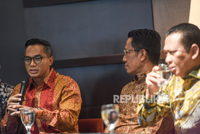 Ketua Umum hasil Munaslub Kadin Anindya Bakrie (kiri) bersama Menkumham Supratman Andi Agtas (tengah) dan Kepala Badan Penegakan Hukum, Pertahanan, dan Keamanan Kadin Indonesia sekaligus Ketua MPR Bambang Soesatyo (ketiga kiri) memberikan paparannya pada acara sarasehan Kadin hasil Munaslub dengan Menkumham di Kantor Kadin, Jakarta, Ahad (15/9/2024). Dalam acara tersebut Anindya Bakrie mengatakan akan bekerja cepat menyesuaikan pemerintahan baru usai terpilih secara aklamasi sebagai Ketua Umum Kadin pada Munaslub 2024. 