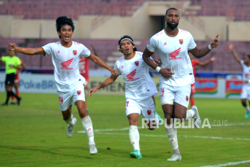 Para pemain PSM Makassar merayakan gol. Pada laga lanjutan Liga 1 hari ini kontra Arema FC, PSM berhasil menang tipis 1-0. (ilustrasi)