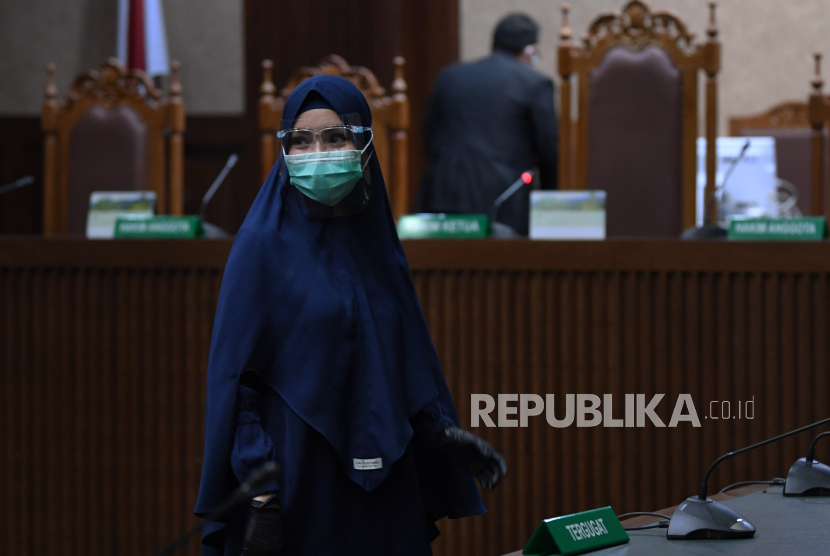 Terdakwa kasus suap dan gratifikasi pengurusan fatwa Mahkamah Agung (MA) Djoko Tjandra, Pinangki Sirna Malasari meninggalkan ruangan usai sidang lanjutan di Pengadilan Tipikor, Jakarta, Rabu (21/10/2020). Sidang tersebut mengagendakan pembacaan tanggapan Jaksa Penuntut Umum (JPU) atas eksepsi atau nota keberatan terdakwa. 