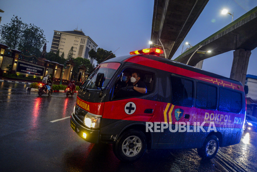 Mobil ambulans saat akan memasuki Gedung Mabes Polri pasca penembakan terduga teroris di Jakarta, Rabu (31/3).